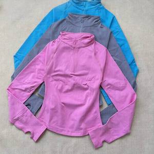 Veste de sport OEM en gros pour femme, coupe ajustée, col montant, demi-zip, à manches longues, avec logo personnalisé, idéale pour la gym et le yoga - Product Image 2