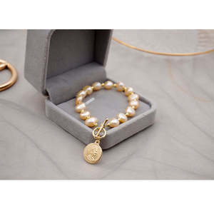 WENCHI Pulsera hecha a mano con perlas de agua dulce para mujer con diseño fluido, color blanco, 15-16 cm - Product Image 1