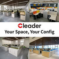 Poste de travail simple avec cloison de bureau et panneau blanc, design compact pour un espace de travail moderne