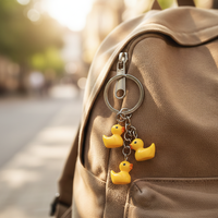Porte-clés créatif en forme de mini canard jaune en plastique et caoutchouc, idéal pour la rentrée scolaire, petit cadeau ou pendentif de sac