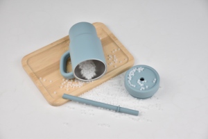 Mug de voyage en plastique vert avec couvercle à vis et paille, sans BPA, design minimaliste, pour le camping, usage unisexe - Product Image 4