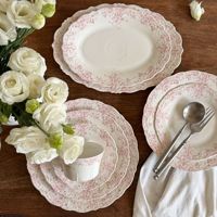 Ensemble de tasses et d'assiettes en céramique à motifs floraux roses de style baroque européen avec un design en dentelle en relief, ensemble d'assiettes à dîner vintage pour mariage