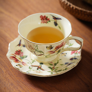 Tazza da Tè in Porcellana con Stampa Floreale Retrò e Farfalle, Bordo Dorato e Ondulato, Tazza da Caffè per Feste e Regali - Product Image 1