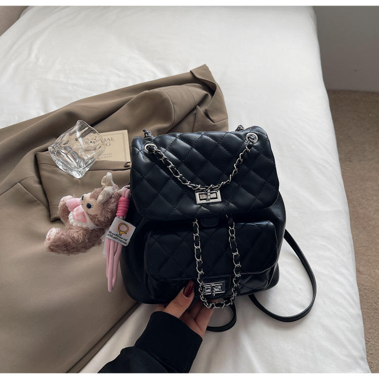 สีดำพร้อมจี้