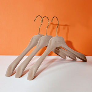 Cintres personnalisés en velours durable avec crochet rond doré Mannequins de veste habillée et de manteau peu encombrant - Product Image 1