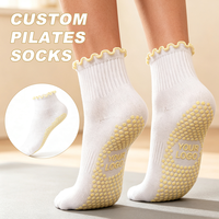 Chaussettes Pilates Exclusives Ruffle Custom Studio Antidérapantes, Douces pour la Peau, en Tricot Spandex/Nylon/Coton avec Logo sur le Bas, pour Reformer et Barre