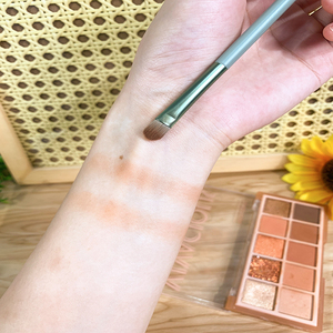 Productos cosméticos de moda Maquillaje de belleza Buena calidad Mango de madera verde Cepillo resaltador pequeño portátil - Product Image 2