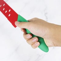Professioneel fruitmes van roestvrij staal met gekarteld lemmet, rode coating en kunststof handvat voor het snijden van watermeloenen