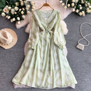 Abito da donna taglie forti, stile delicato, scollo a V, vestibilità ampia e snellente, nuovo, ricamato, elegante, lunghezza al ginocchio - Product Image 2