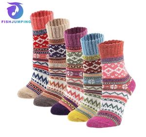 جوارب نسائية عالية الجودة من 5 أزواج، جوارب شتوية سميكة ودافئة من الصوف والأكريليك، جوارب متوسطة الطول كهدية للنساء - Product Image 1