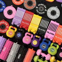 Porte-clés colorés sur le thème du fitness, du yoga, avec mini haltères, kettlebells, porte-clés sportifs