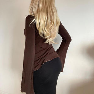 เสื้อยืดแขนยาวผู้หญิงแบบสั่งทำ OEM ลายพิมพ์ Y2K สีน้ำตาล แขนทรงบาน คอวี ทรงหลวม ไซส์ใหญ่ ตัดเย็บพิเศษ เสื้อชั้นใน ขายดี - Product Image 4