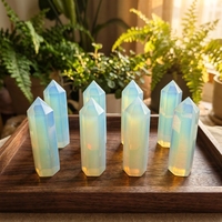 Ornement en cristal synthétique en verre opale imitation, forme hexagonale pointue, avec irisations bleues et jaunes rêveuses, en forme de tour énergétique, pour la décoration de la maison et du bureau, et comme cadeau