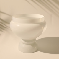 Abat-jour suspendu décoratif en verre blanc avec finition opale, moulé par soufflage artisanal, pour projets d'éclairage résidentiel et hôtelier