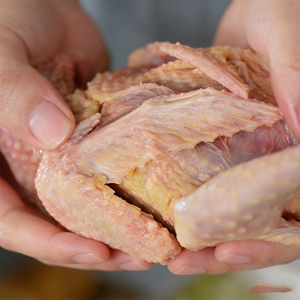 Pigeon Royal Âgé Fumé et Rôti, Viande Tendre Riche en Protéines et Minéraux, Emballage Sous Vide, Salinisé, Alimentation Saine et Nutritive de Qualité Supérieure - Product Image 1
