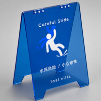 Panneau de signalisation en acrylique coloré « Attention, sol mouillé » avec base pliable pour hôtels, bureaux, commerces et affichage de sécurité commerciale