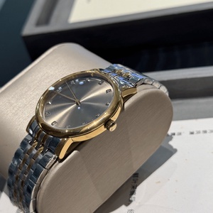 Reloj de Lujo Avanzado con Movimiento de Cuarzo Preciso, Cristal de Zafiro, Marcadores de Hora con Diamantes, Correa de Acero Inoxidable y Esfera Radial - Product Image 6