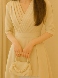 Abito da donna casual estivo OEM, plissettato, slim fit, in raso morbido, a vita alta, con maniche a risvolto, personalizzato, modello dritto - Product Image 3