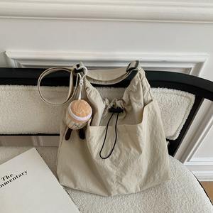 Bolso grande informal para mujer, bolso de hombro de nailon blanco, con hebilla magnética, bandolera suave de Color sólido, verano 2024 - Product Image 2