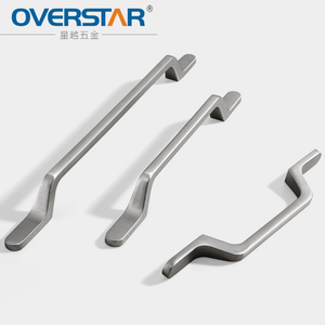 Manijas Modernas Plateadas Grises Escalonadas para Gabinetes, Tiradores Desviados <span class=keywords><strong>de</strong></span> Aleación <span class=keywords><strong>de</strong></span> Zinc Sólido para Cajones, <span class=keywords><strong>Puertas</strong></span> <span class=keywords><strong>de</strong></span> Armarios Duraderas para Cocina, Dormitorio y Villa - Product Image 1