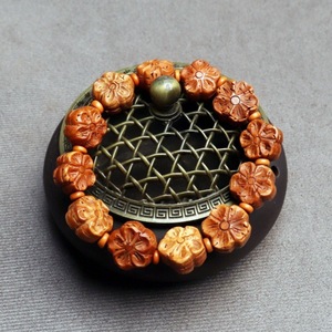 Pulsera tallada en nogal con patrón de flores, cuentas unisex para uso doméstico y para regalar - Product Image 1