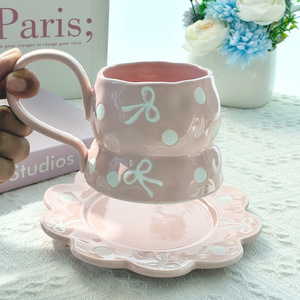 แก้วกาแฟเซรามิกทรงไม่สมมาตรทำมือสุดหรู พร้อมจานรอง แก้วมัคสีชมพูลายโบว์สไตล์สาวหวานเพ้นท์มือ - Product Image 3