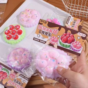 Jouets anti-stress amusants en forme de gâteau de fraises pour enfants, pour la décoration de la maison de poupées, pour garçons et filles - Product Image 2