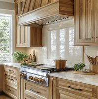 Meuble de cuisine traditionnel de luxe en bois avec îlot sculpté, portes vitrées et plan de travail en granit