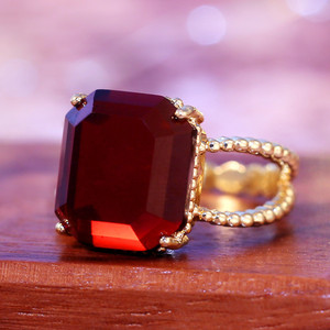 Anello da Donna in Stile Vintage con Pietra Rossa Taglio Quadrato, Gioiello alla Moda - Product Image 2