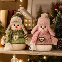 Poupée de Noël en coton peluche avec écharpe et chapeau, douce et rembourrée, taille personnalisable, ornement de table, couleur personnalisée, logo personnalisé