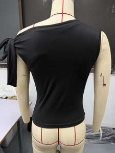 Completo sexy da donna a due pezzi: top corto monospalla tinta unita e pantaloncini stampati - Abbigliamento boutique da donna - Product Image 6