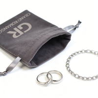 Pochette en velours de luxe gris foncé personnalisée avec cordon de serrage, sac à bijoux en velours avec logo gravé sur mesure
