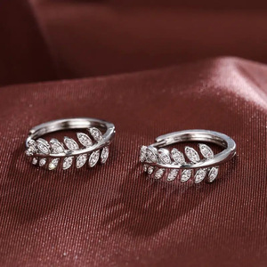 Elegantes Pendientes Huggie con Diseño de Hoja y Rama para Mujer, Inspirados en Flores, con Incrustaciones Brillantes, Joyería para la Oreja, Accesorios de Uso Diario - Product Image 4