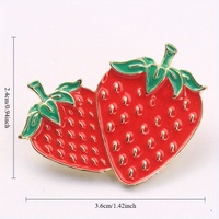 Emblème de fraise plate double baies rouges et veines vertes Détails de la graine d'or Accessoire blanc minimaliste "Sweet Bloom" Design simple