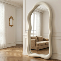 Miroir sur pied de forme irrégulière OEM ODM pour chambre à coucher, décoration intérieure, miroir corporel moderne, miroir de dressing ondulé