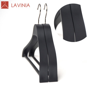 Cintres en plastique robustes Lavinia pour vêtements, style Za&ra, courbes plates, cintres en plastique noir pour chemises et manteaux - Product Image 4