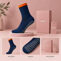 Chaussures de football Field Grip à semelle Chevron, ajustement sécurisé, bleu marine, avec bordure orange continue, profil fin, crampons renforcés, avec tableau des tailles