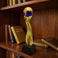 Trophée de cristal personnalisé pour événements sportifs, design créatif, globe bleu, résine dorée
