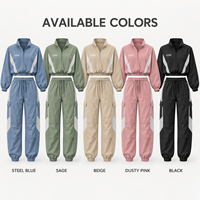 Ensemble de survêtement deux pièces personnalisé pour femme, veste courte à col montant et demi-zip color block, pantalon cargo assorti, tenue décontractée