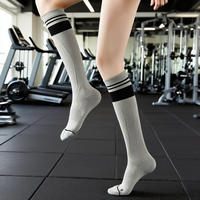 Vente en gros logo personnalisé haute qualité athlétique femmes filles Yoga Pilates genou haut professionnel serviette-semelle Compression chaussettes de sport