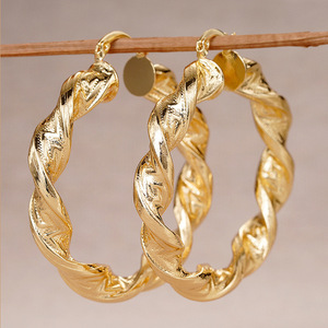 Orecchino a Spirale Irregolare Minimalista in Metallo Lucido, Gioiello di Tendenza - Product Image 5