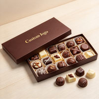 Boîte cadeau personnalisée en chocolat brun avec plateau à grille dorée et coupelles plissées pour pralines et truffes, vente en gros pour acheteurs en vrac
