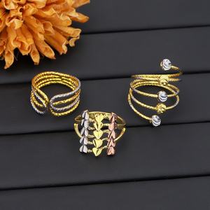 Anillo de Dedo Clásico de 3 Colores para Mujer Jxx, Material de Latón Chapado en Oro Rosa y Plata, Anillo de Boda, Joyería de Moda - Product Image 1