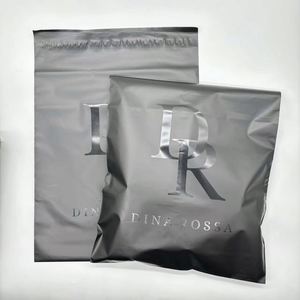 Enveloppes d'expédition en polymailleur biodégradable noir mat avec logo personnalisé, sacs d'expédition pour vêtements, sacs d'emballage pour vêtements - Product Image 1