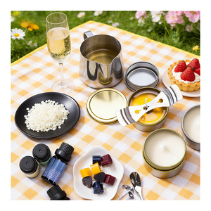 Set de regalo de velas aromáticas de soja en tarro portátil con embalaje de lata para exhibición en boutiques de vacaciones, colección de selección. - Product Image 4