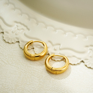 <span class=keywords><strong>Orecchini</strong></span> a Cerchio Huggie in 3 Misure, Placcati in Oro 18K, Gioielli per Orecchie, Regalo per la <span class=keywords><strong>Mamma</strong></span>, Regalo per Damigelle, Regalo per la <span class=keywords><strong>Festa</strong></span> <span class=keywords><strong>della</strong></span> <span class=keywords><strong>Mamma</strong></span> - Product Image 6