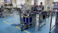 Machine d'emballage de 4 bols avec alimentation manuelle, machine d'ancrage par expansion de courroie, machine d'emballage de kits de vis et de quincaillerie pour meubles