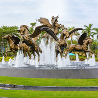 Groupe d'art D&Z Décoration de paysage Sculpture d'animaux en plein air Grande statue de cheval en bronze avec des ailes pour la décoration de piscine