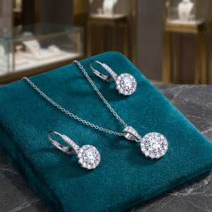 Ensemble de boucles d'oreilles pendantes Halo pour occasions spéciales, en argent sterling 925 plaqué or avec diamants de laboratoire CVD de qualité supérieure pour femmes - Product Image 1