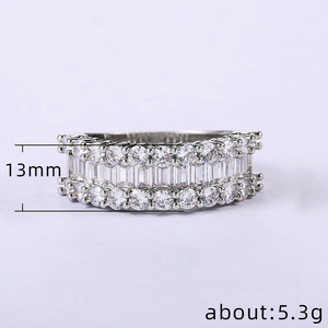 Anello Baguette di Lusso per Donne, Elegante Gioiello da Dito con Accento Rettangolare, Accessorio per Feste e Appuntamenti - Product Image 5